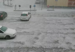 Sembra una nevicata ma è la grandine oggi pomeriggio in piazza Savoia, da Fecebook